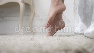 这位妇女早晨从床上走到<strong>地毯</strong>上的第一步，赤脚在<strong>卧室</strong>里的特写镜头